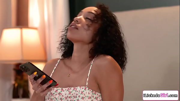 Pirang kampus sayang vagina menjilati teman sekamar lesbian ebony