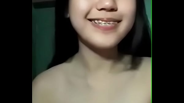 Video rumahan gadis Indo cantik dengan payudara indah untuk pacarnya.