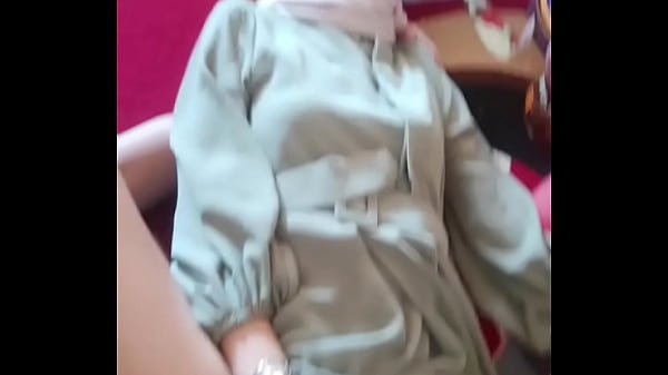 Saudari tiri hijab di entot saat hari raya lebaran